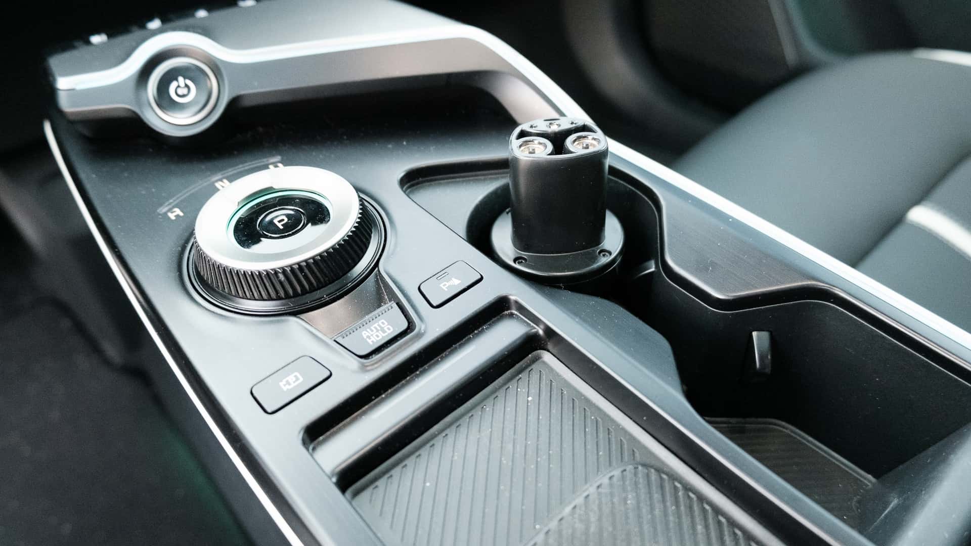 Nærbillede af Tesla-konsol med gearvælger og opladningsport