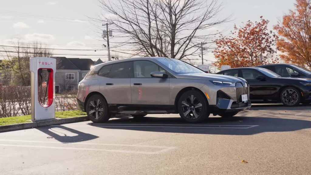 Elbil ved Tesla lade station om efteråret