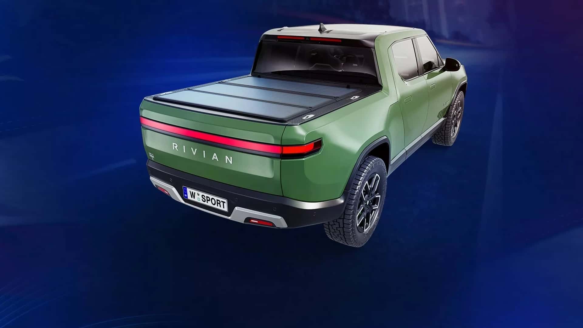 Grøn Rivian el-pickup set bagfra på en blå baggrund