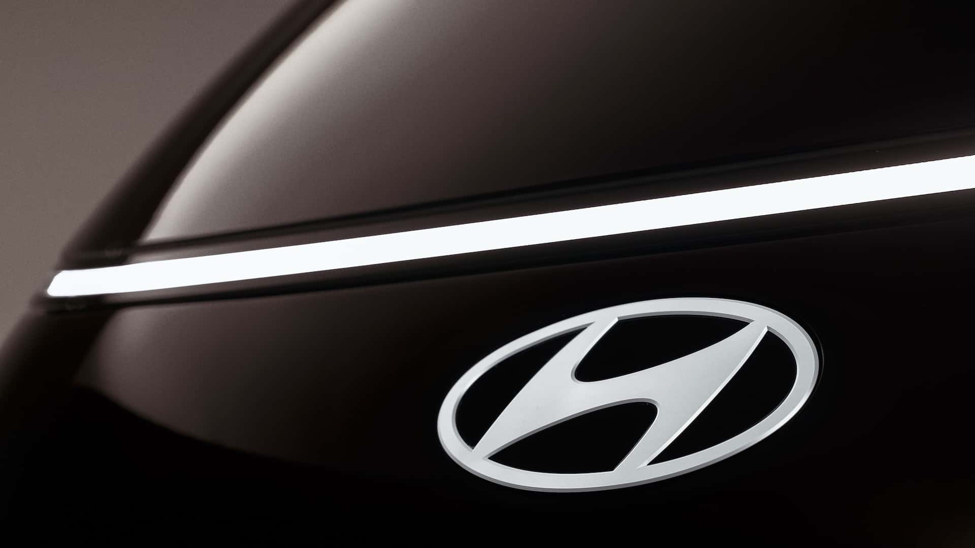 Hyundai-elbil med lysstribe og logo