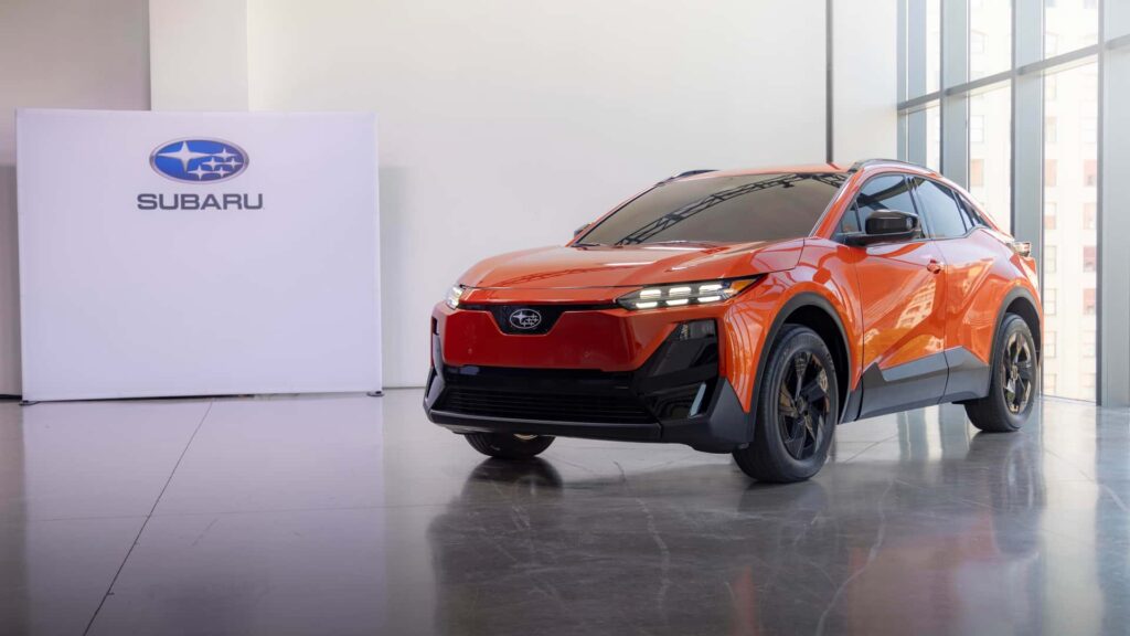 Orange Subaru elbil i udstillingslokale
