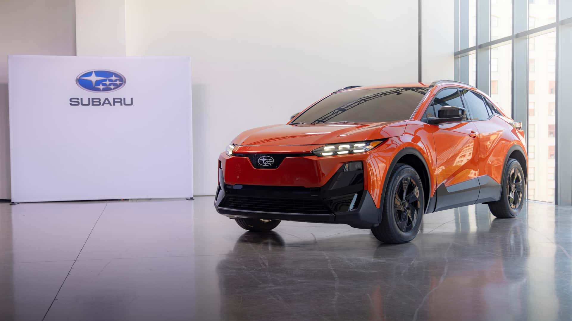 Orange Subaru elbil i udstillingslokale