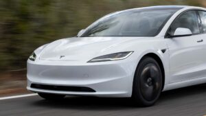 Tesla elbil i høj fart på vejen, slankt og moderne design