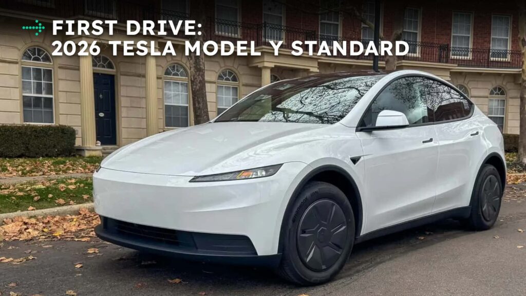 Førstekørsel: 2026 Tesla Model Y Standard foran en bygning