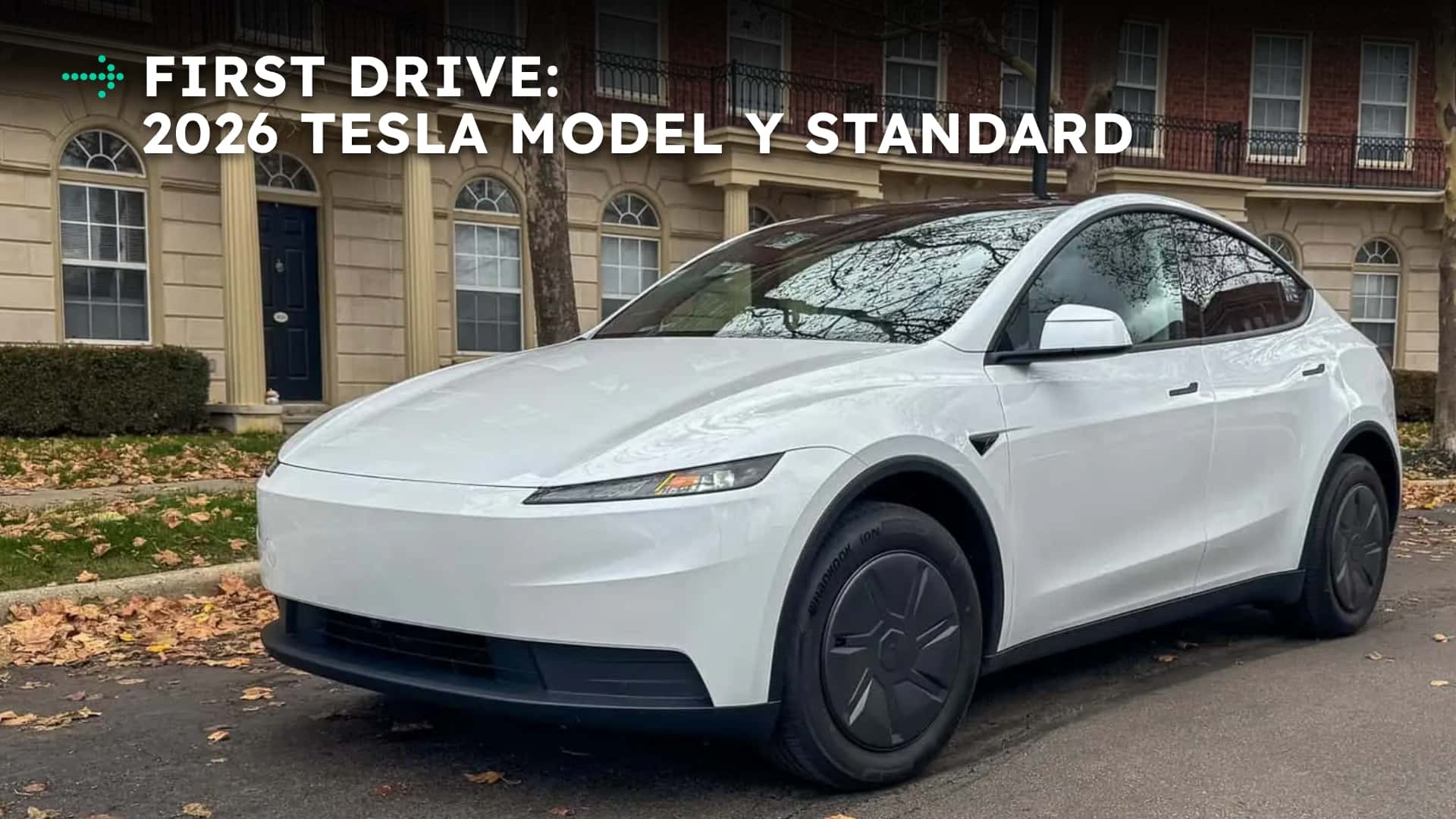 Førstekørsel: 2026 Tesla Model Y Standard foran en bygning