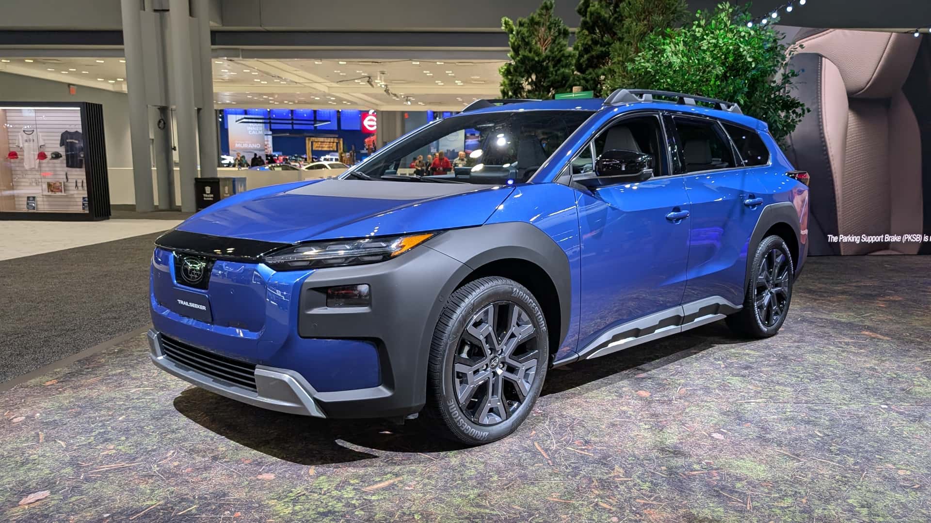 Blå elektrisk SUV udstillet på bilmesse