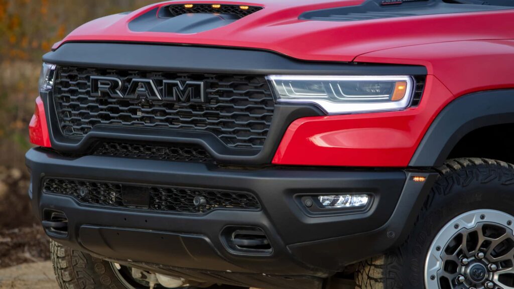 Forreste del af en rød pickup truck med RAM-logo