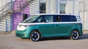 Elektrisk minivan parkeret foran en bygning