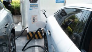 Tesla bil oplader ved en ladestation