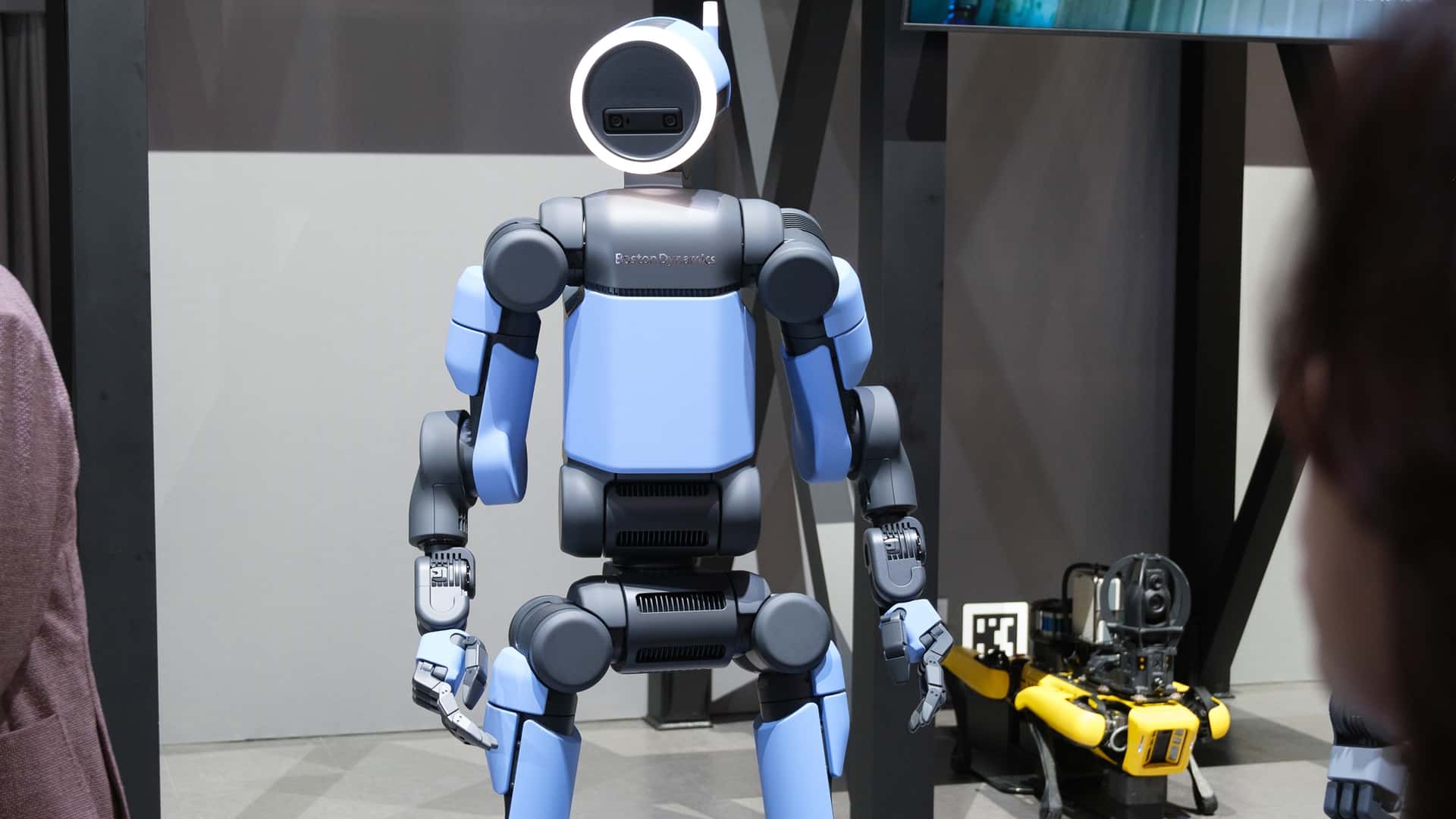 Futuristisk menneskelignende robot udstillet på en teknologimesse