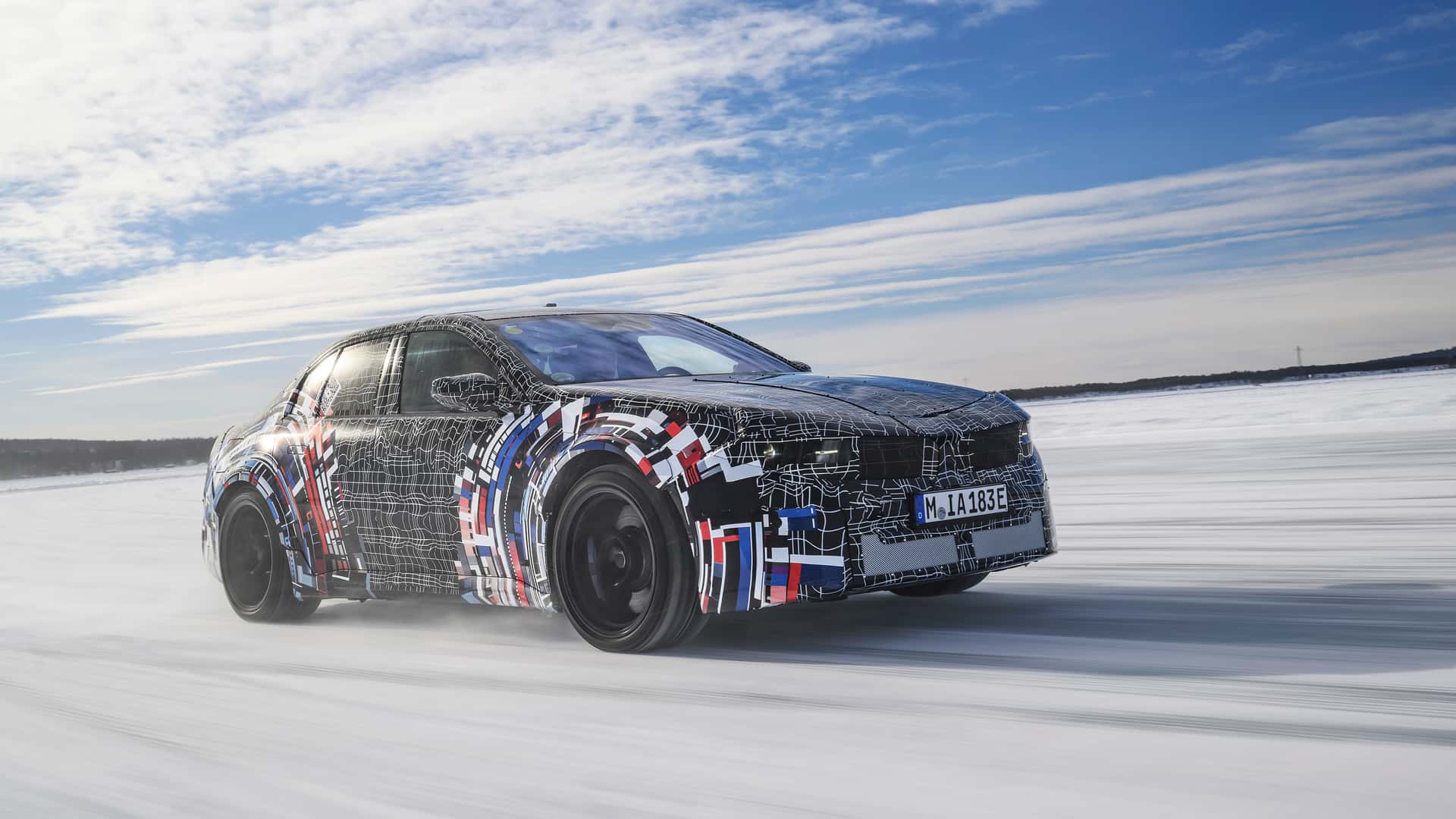 Prototype af elektrisk bil kører på snebelagt vej