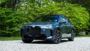Elektrisk SUV på grusvej omgivet af grøn natur