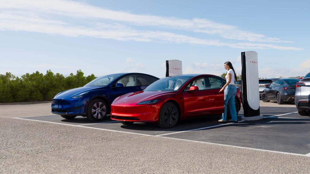 Tesla elbiler oplader ved en Tesla Supercharger station