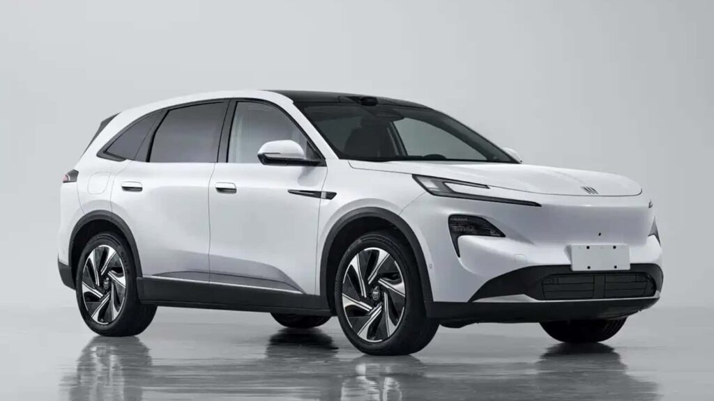 Elegant hvid elbil med moderne design og aerodynamiske linjer