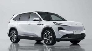 Elegant hvid elbil med moderne design og aerodynamiske linjer
