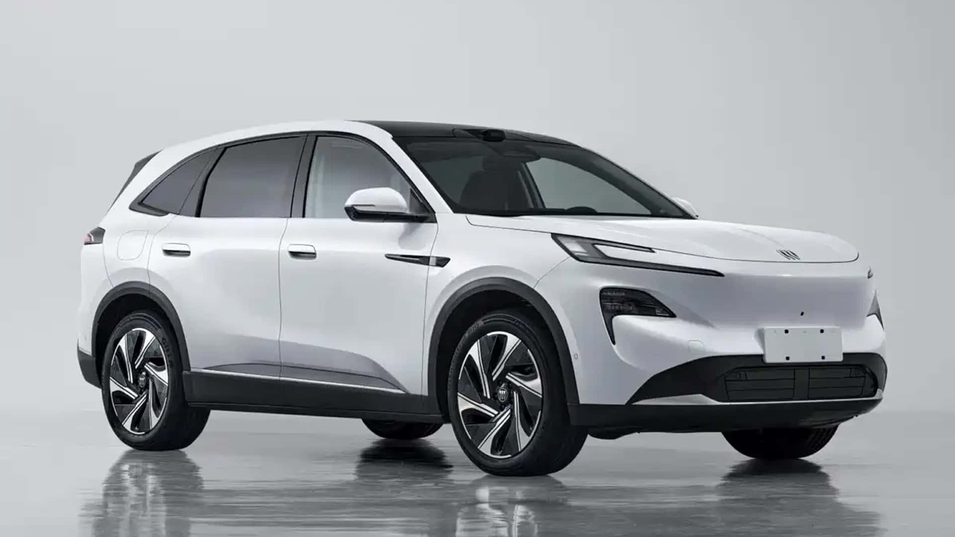 Elegant hvid elbil med moderne design og aerodynamiske linjer