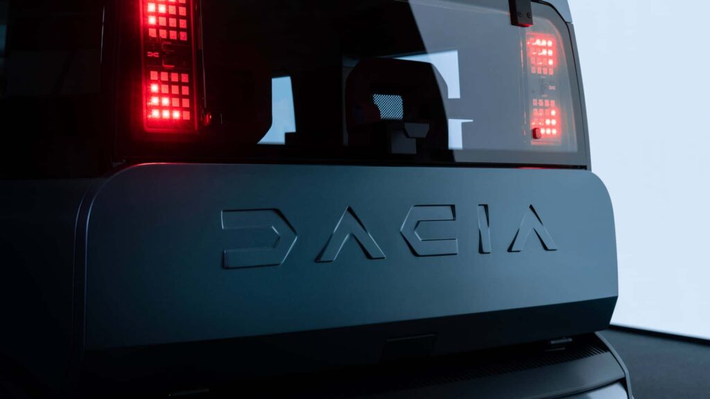 Bagenden af en bil med Dacia logo og røde baglygter oplyst