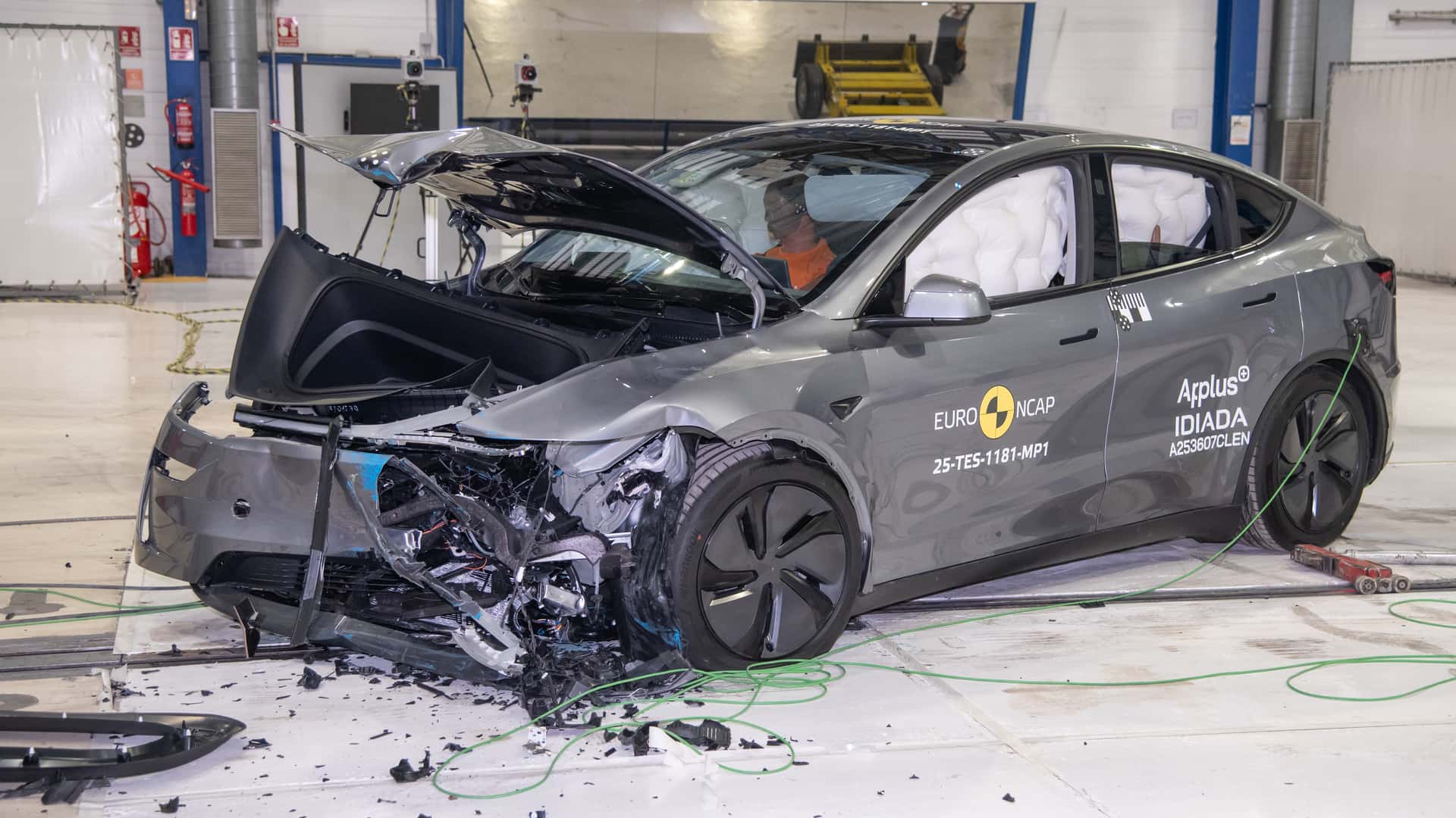 Tesla elbil efter en crashtest hos Euro NCAP med skader på fronten