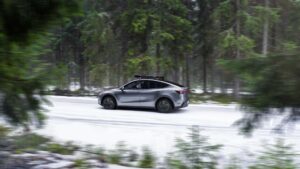 Tesla Model Y kører gennem snedækket skov