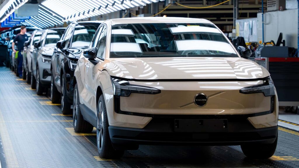 Volvo elbil på produktionslinjen i fabrik, set forfra