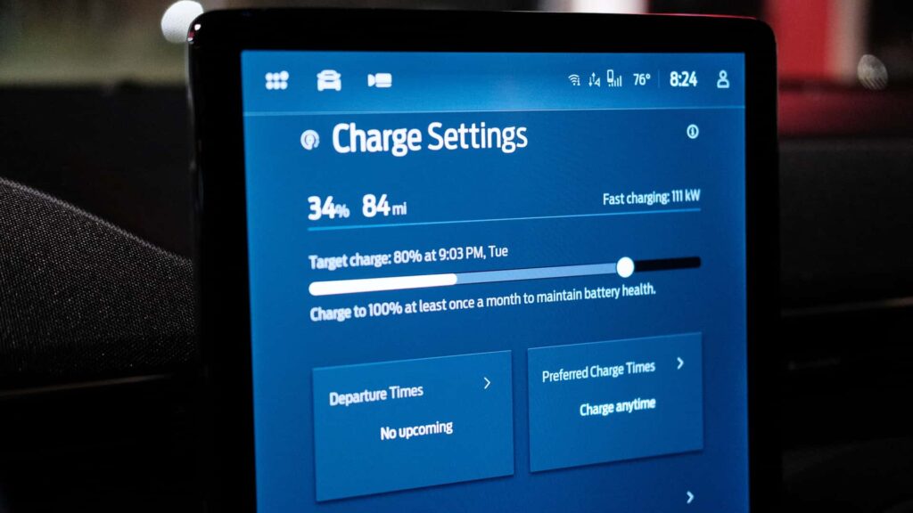 Tesla bilens skærm viser indstillinger for opladning med 34% batteriniveau og hurtig opladning på 111 kW