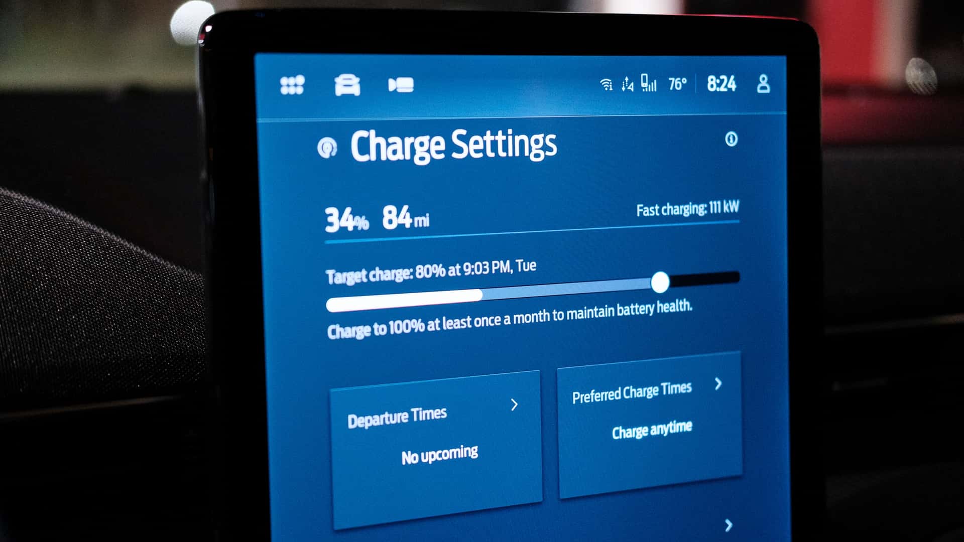 Tesla bilens skærm viser indstillinger for opladning med 34% batteriniveau og hurtig opladning på 111 kW