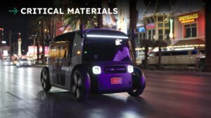 Futuristisk elektrisk køretøj kører gennem byen om natten