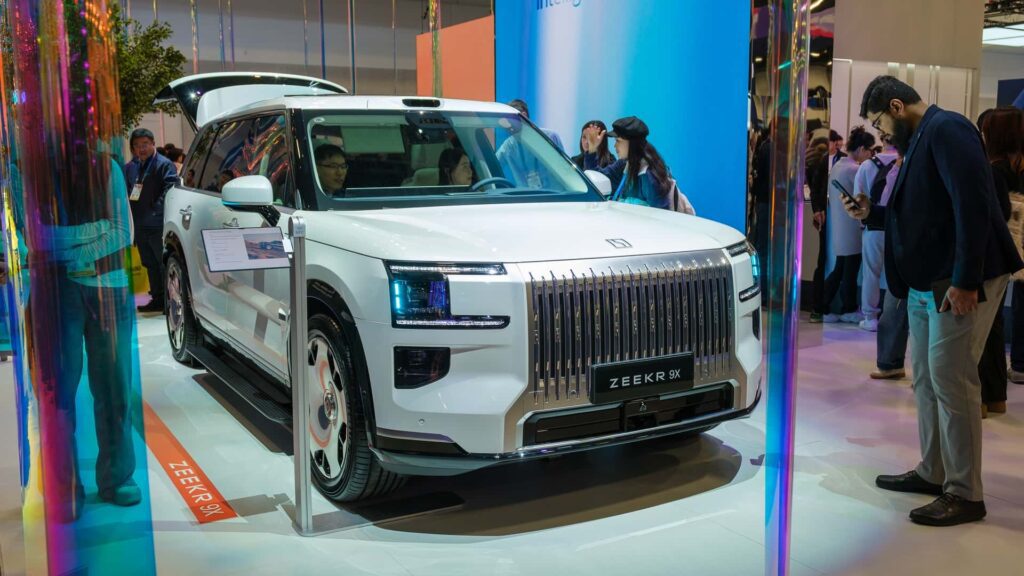 Elektrisk bil Zeekr 9X på udstilling med folk, der beundrer den avancerede teknologi