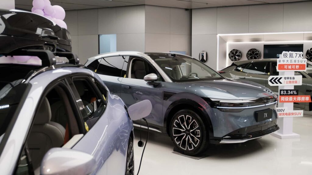 Elektriske SUV'er præsenteres i et showroom med moderne baggrundsdesign