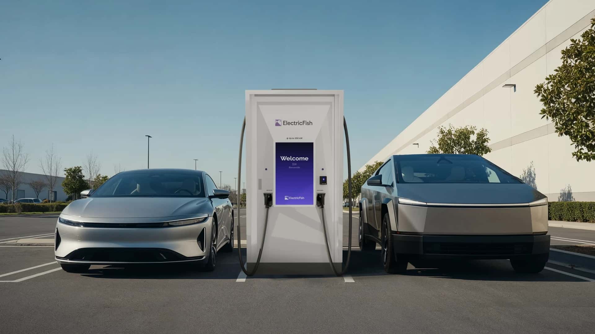 To elektriske biler ved en ElectricFish-ladestation
