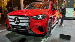 Rød elektrisk Mercedes GLC på fremvisning