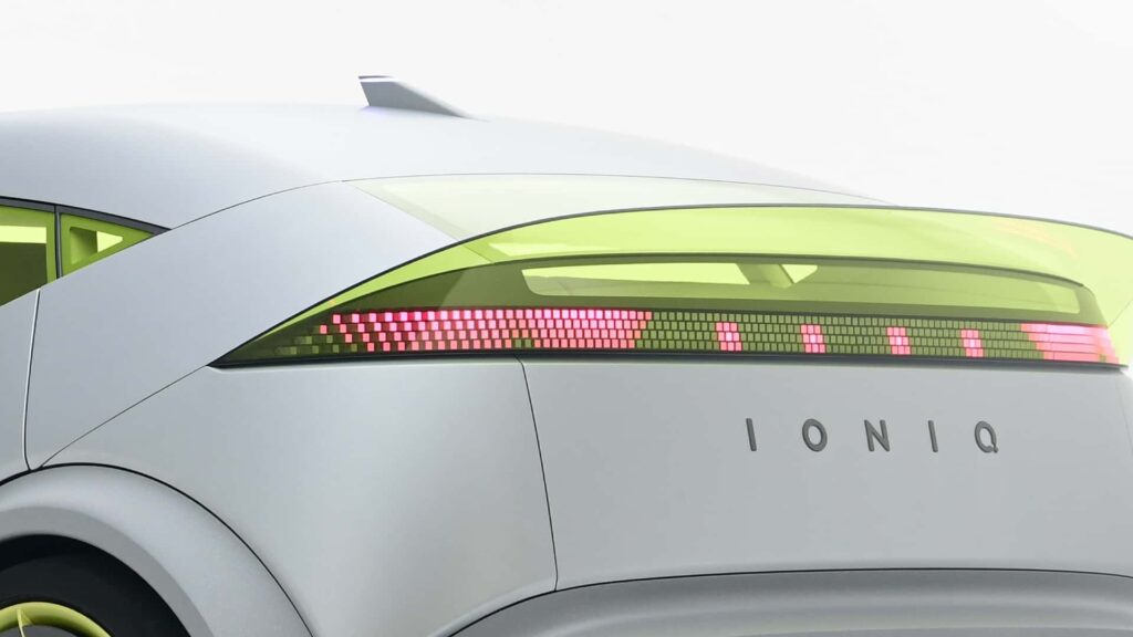 Bagtøj af en moderne elektrisk bil med futuristisk design og lysende baglygter