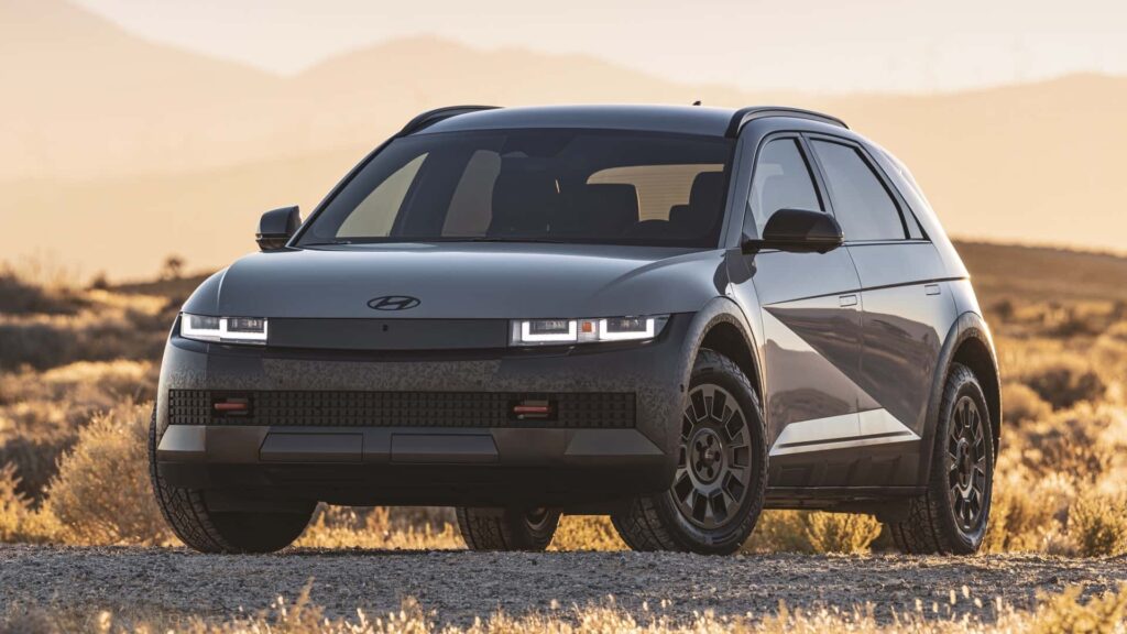 Hyundai elbil på en solrig dag i ørkenen