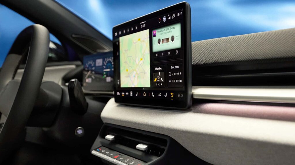 Tesla bilens interiør med avanceret infotainment-skærm og navigationskort