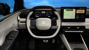 Moderne interiør af en elbil med digitalt dashboard og touchskærm