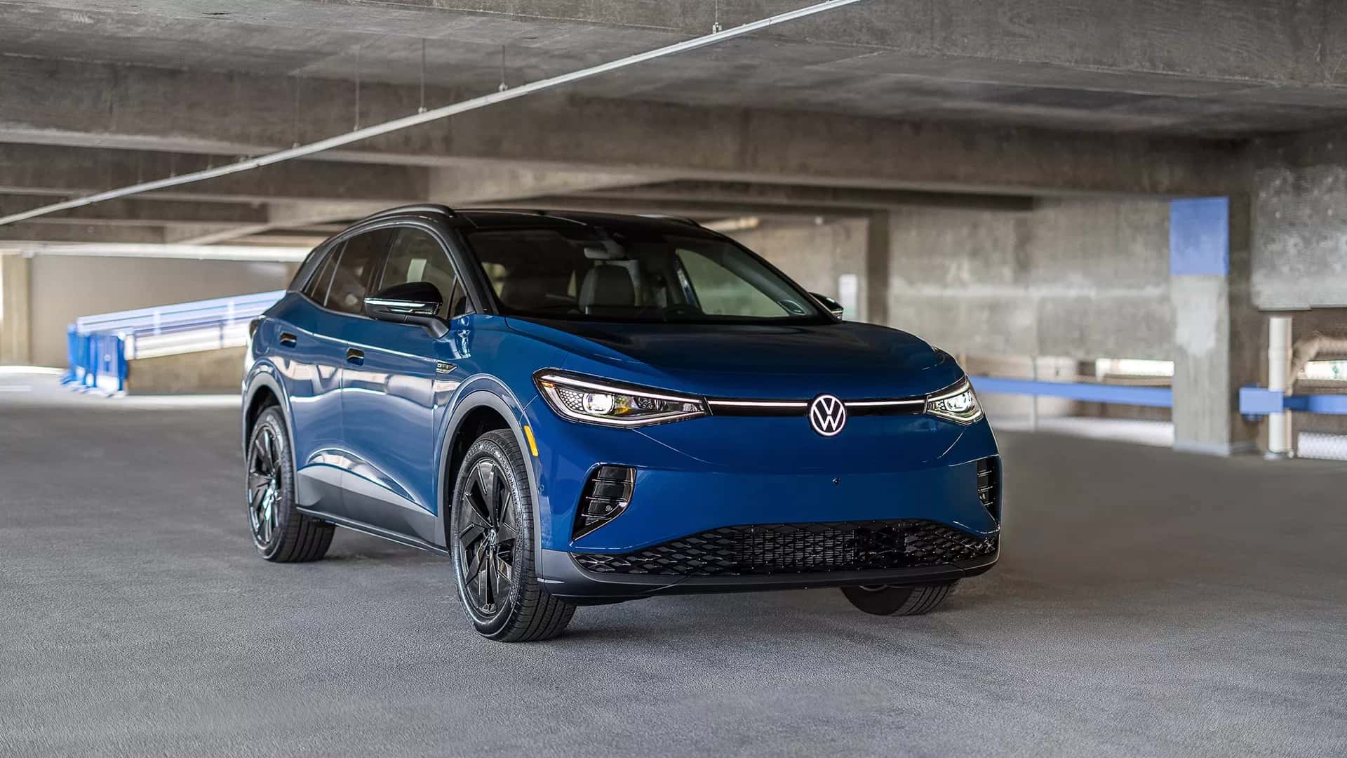 Blå elektrisk SUV i en parkeringsgarage fra Volkswagen