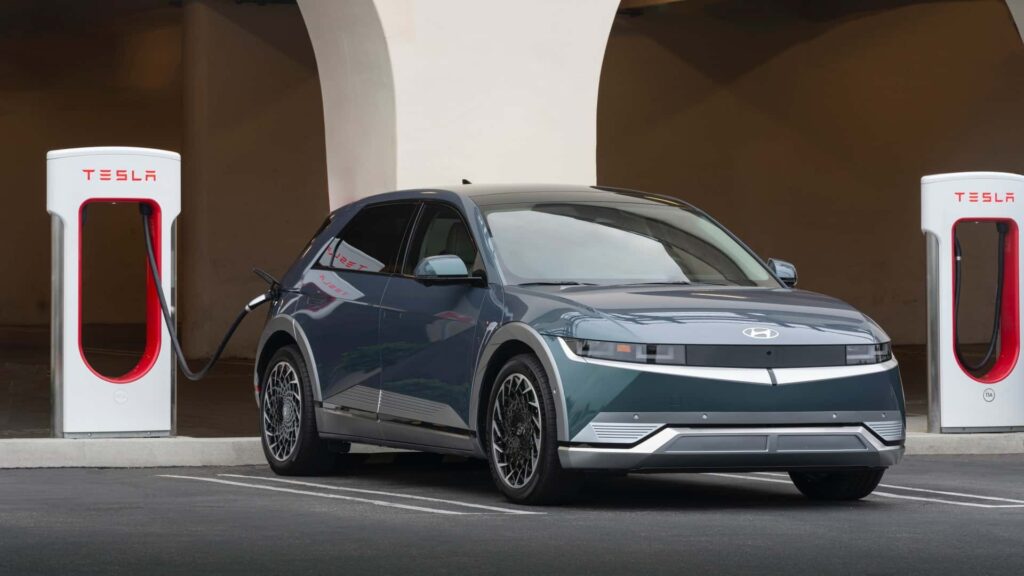 Elektrisk bil oplader ved Tesla Supercharger station