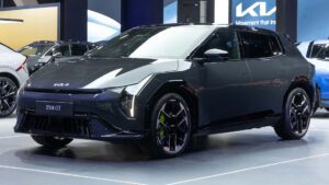 Fremvisning af den elegante og moderne elektriske Kia EV4 GT på en biludstilling