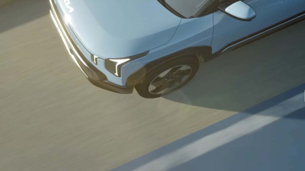 Nyt design af moderne elbil kører på vej set fra oven