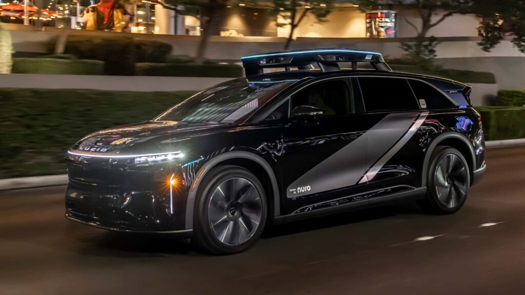 Lucid elbil med futuristisk design kører gennem en by om natten