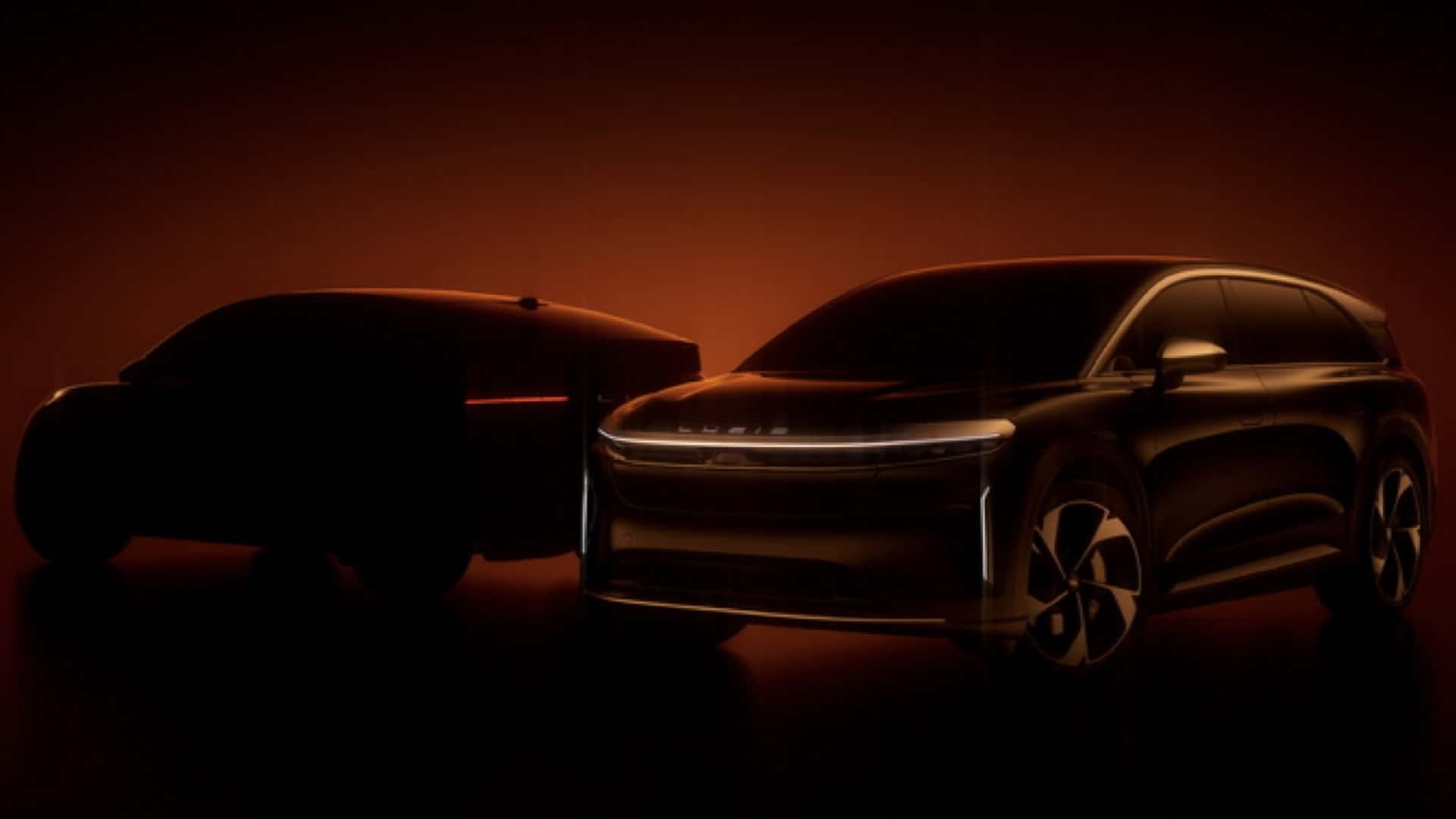 To elbiler præsenteret i dramatisk belysning