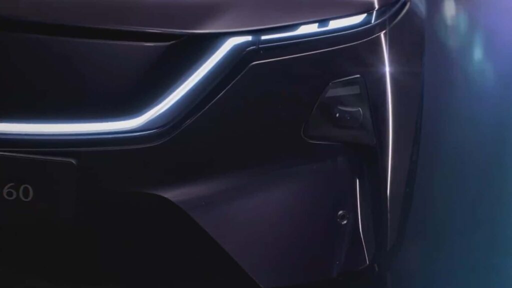 Nærbillede af moderne forlygte på en elektrisk bil med elegant design