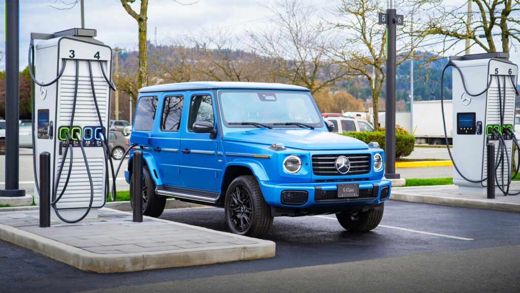 Blå elektrisk Mercedes G-klasse ved ladestation