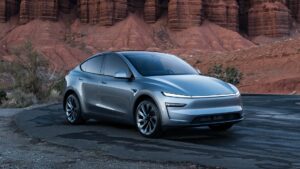 Elektrisk bil fra Tesla foran dramatisk klippebaggrund