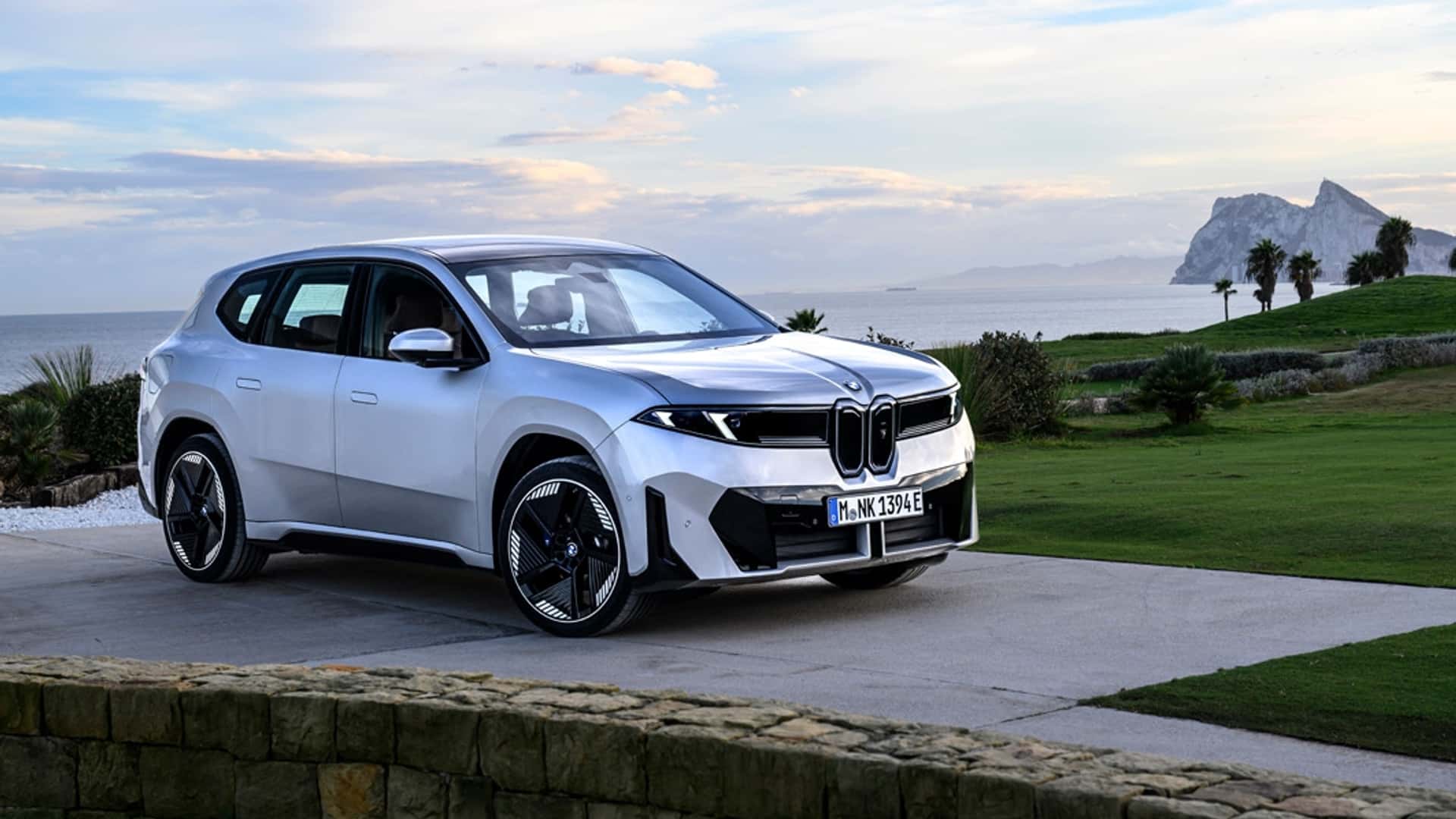 Elektrisk SUV parkeret i naturskønne omgivelser ved kysten