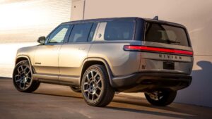 Rivian elektrisk SUV parkeret i sollys