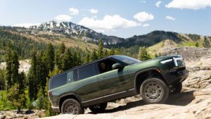 Elektrisk SUV på off-road eventyr i bjerglandskab