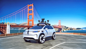 Selvkørende elbil nær Golden Gate Bridge i solskin