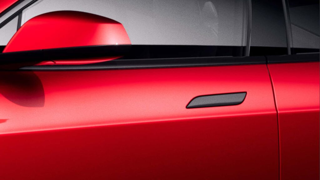 Nærbillede af rød Tesla-bil med aerodynamisk design