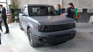 Moderne elektrisk lastbil i garageudstilling